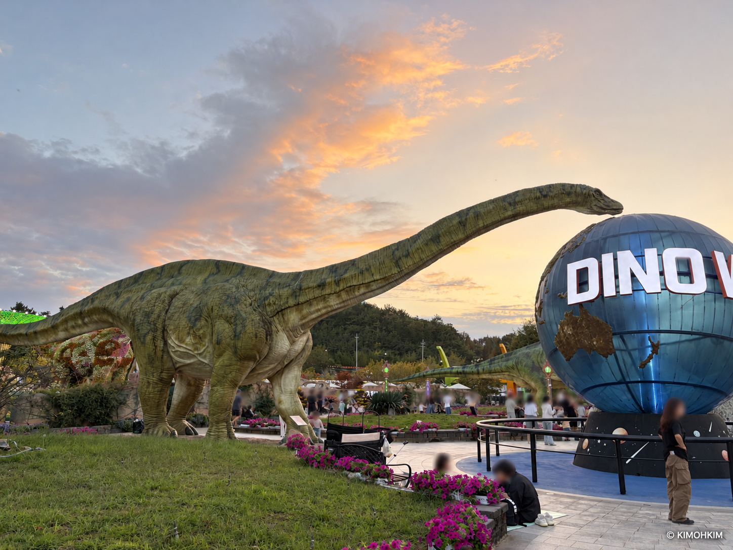 노을 아래 대형 공룡과 DINO 조형물